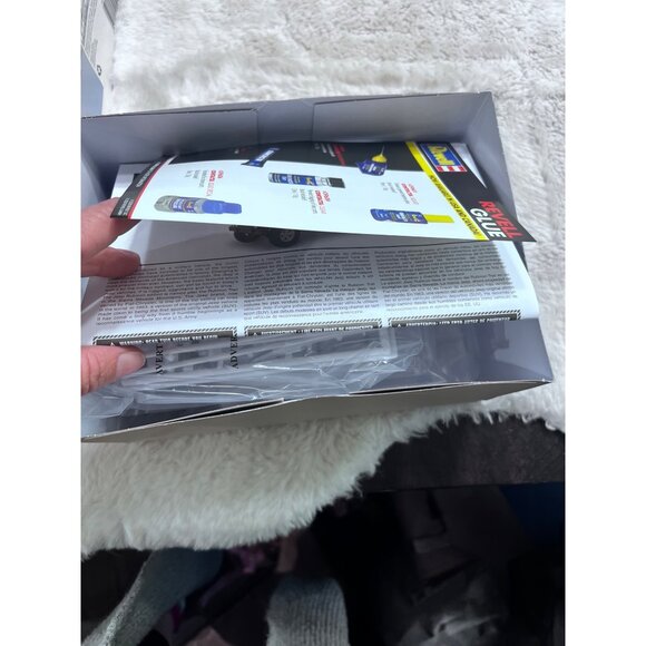 Revell Jeep Wrangler Rubicon Model Kit 1:25 Scale New Plastic Kit Ages 12+ - Picture 7 of 7